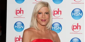 Foto Payudara Tori Spelling Beredar