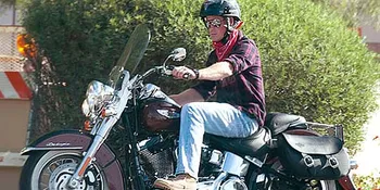 Pangeran Harry Naik Motor Lewati Gurun Arizona