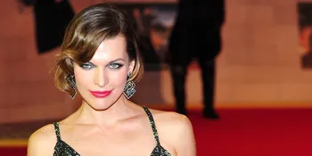 Milla Jovovich Bugil di Kalender Pirelli