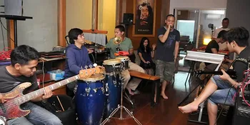 Maliq and D Essentials: Tanpa Indah, The Show Must Go On