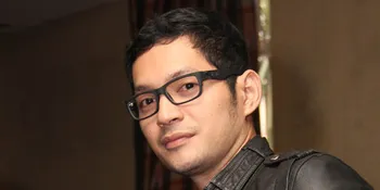 Kostum Nyanyi, Evan Sanders Desain Sendiri