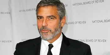 George Clooney Kendalikan Anjing Dengan Pentol Bakso