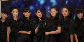 7 Icons Lepas Jaket di Panggung