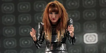 2012: Ayu Ting Ting Bertahan, Norman Kamaru Berawan Gelap