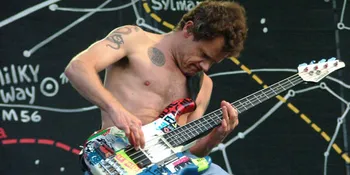 Flea RHCP Dukung Punk Indonesia