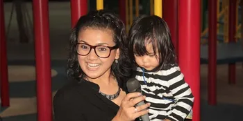 Nirina Zubir Nangis Tak Bisa Menyusui