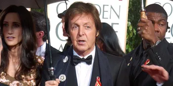 Ups, Paul McCartney Jatuh di Atas Panggung!