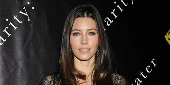 Jessica Biel Punya Anak Boneka?