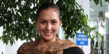 Donna Agnesia Pilih Natalan di Rumah