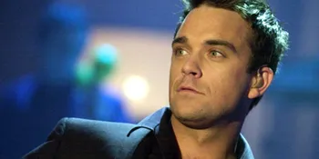Robbie Williams Ingin Tiduri Brad Pitt