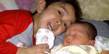 Daus Mini Gembira Bisa Gendong Anaknya