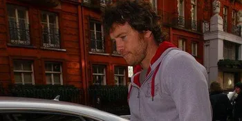 Sam Worthington Menggilai Senyum Wanita