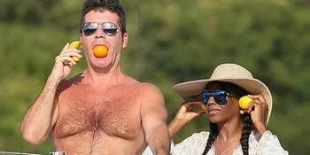 OMG! Simon Cowell Menelepon Pakai Pisang!