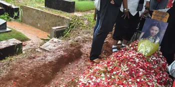 Hujan Rintik-Rintik Iringi Pemakaman Valia Rahma