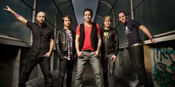 Penonton Mulai Padati Konser Simple Plan