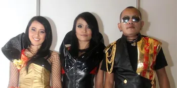 Kotak Panaskan Konser Simple Plan