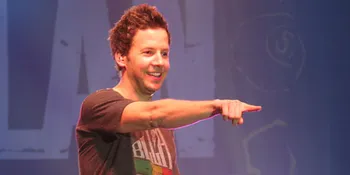 Simple Plan Kenakan Kaos Hadiah Dari Fans