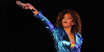 Rihanna Masih Tak Tergeser Dari Puncak Tangga