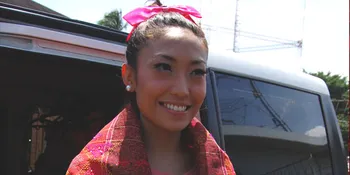 Pernikahan Ayu Dewi Gunakan Adat Gorontalo