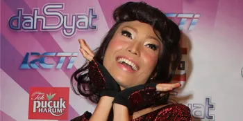 Host Tamu Terdahsyat Jadi Trophy Pertama Ayu Dewi