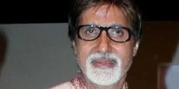 Amitabh Bachchan Enjoy Nikmati Menikur - Pedikur