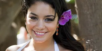 Ups! Bikini Vanessa Hudgens Copot di Depan Umum