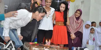 Maia Rayakan Ultah ke-36 Bareng Anak Yatim