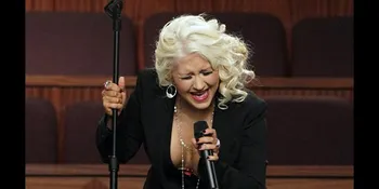 Warna Kulit Christina Aguilera Ternyata Palsu