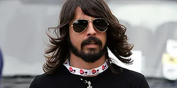 Dave Grohl Jadi Produser Sitkom