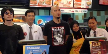 Promosi T.R.I.A.D, Ahmad Dhani Pun Ngamen!