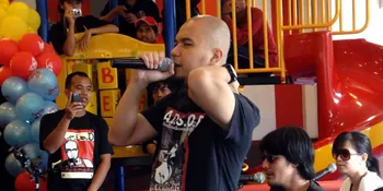 Ahmad Dhani Ngamen Plus Hibur Kasir KFC