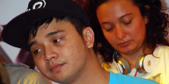 Album Belum Kelar, Derby Romero Pusing