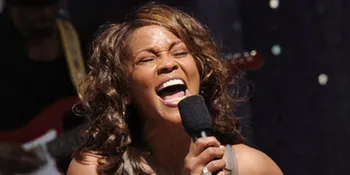 Whitney Ditemukan Tak Bernafas di Bak Mandi Hotel