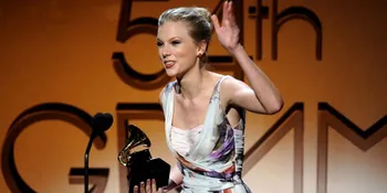 Taylor Swift Rebut 2 Piala Grammy