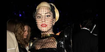 Astaga! Lady GaGa Cium Paul McCartney