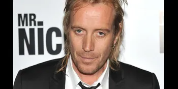 Gara-Gara Serum, Rhys Ifans Berubah Jadi Kadal!
