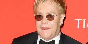 Elton John Batal Konser Gara-Gara Keracunan