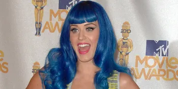 Wow! Katy Perry Kencani Maserati Putih!