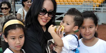 Aaliyah: Smile Mommy Angelina Sondakh!