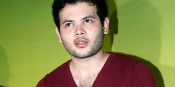 Takut Bulu Dada Dicabuti, Ridho Rhoma Tutupi Dadanya