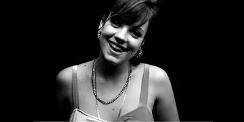 Lily Allen Dukung Acungan Jari Tengah Adele