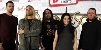 Konser Evanescence Umbar Suasana Gothic