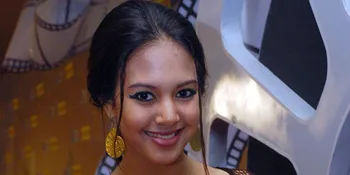 Aurelie Moeremans - Roby Tidur Bareng Monyet