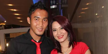 Gunawan 'Ikat' Okie Agustina Dengan Kalung Emas Putih