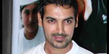 John Abraham Alami Cedera Hidung
