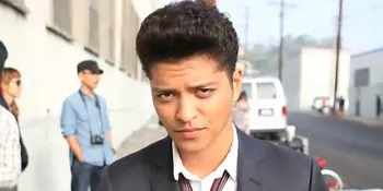 OMG! Bruno Mars Keramas Pakai Mentega