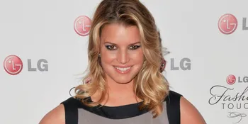 Jessica Simpson Pose Bugil Untuk Majalah Elle