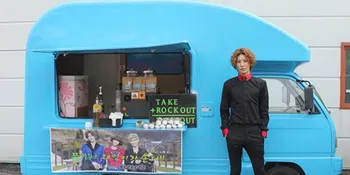 No Min Woo Siapkan Mobil Makanan Ringan