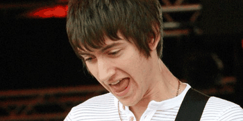 Alex Turner Tak Nyaman Nyanyikan Lagu Arctic Monkeys