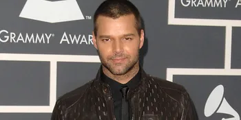 Ricky Martin Takut Baca Tulisannya Sendiri